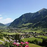 Am Bauernhof Mit Balkon Und Parkplatz, Aufenthaltsraum Mit Spielmoeglichkeiten, Erholung- Inmitten Der Natur, 6 Fahrminuten Zur Alpentherme Gastein Und Zur Schlossalmbahn Bad Hofgastein