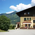 Am Bauernhof Mit Balkon Und Parkplatz, Aufenthaltsraum Mit Spielmoeglichkeiten, Erholung- Inmitten Der Natur, 6 Fahrminuten Zur Alpentherme Gastein Und Zur Schlossalmbahn
